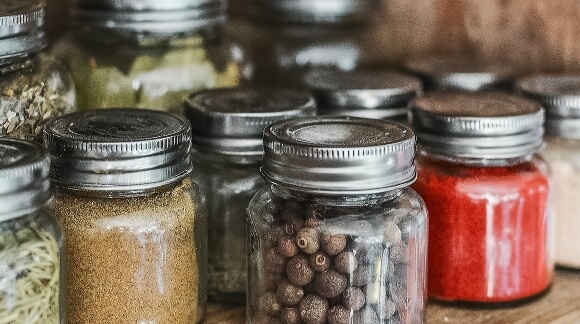 przechowywanie produktów spożywczych, jak rozmieścić produkty w kuchni 
