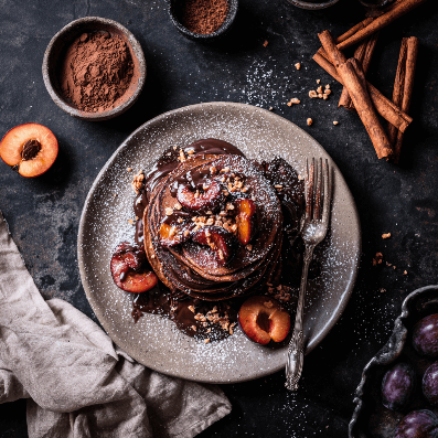 Kakaowe pancakesz&nbsp;cynamonową śliwką