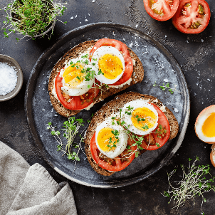 Kanapki z&nbsp;jajkiemi&nbsp;pomidorem