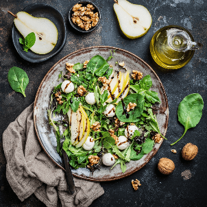 Sałatka z&nbsp;gruszką, mozarelląi&nbsp;orzechami