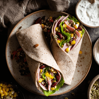 Tortilla z&nbsp;szynką, warzywamii&nbsp;sosem czosnkowym