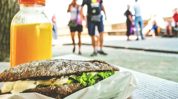 Kabanosy i gorzka czekolada – menu podczas wyjazdu